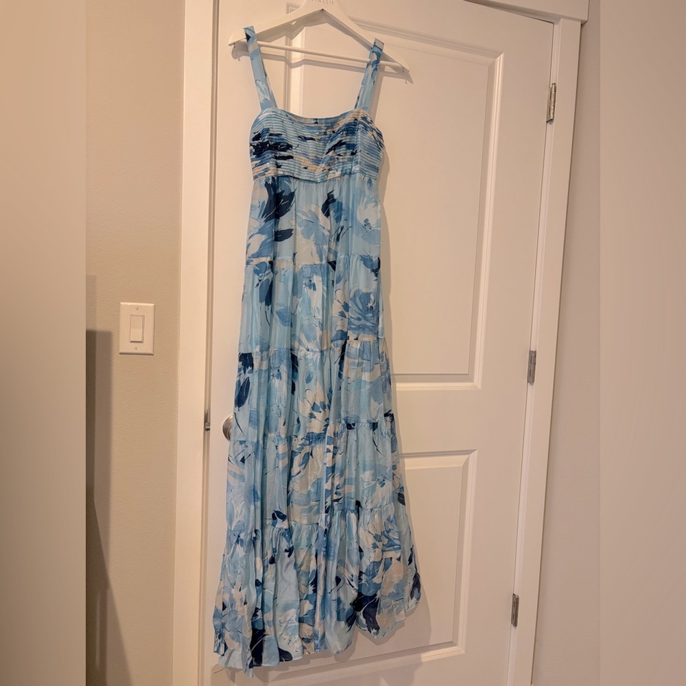 Super beautiful and flowy, flower, maxi dress!